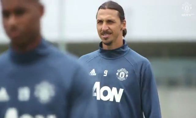 VIDEO: Ibrahimovic lần đầu xuất hiện trong buổi tập của Man Utd