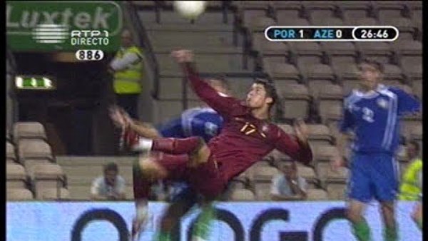 VIDEO: Ronaldo từng mất oan siêu phẩm dù đưa bóng qua vạch vôi