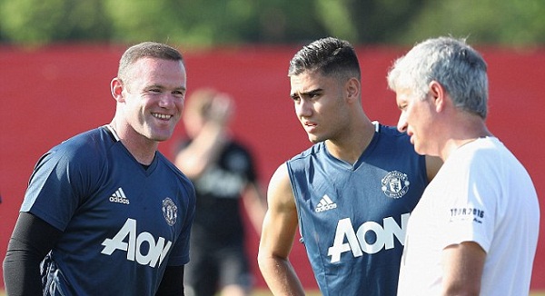 Thêm 1 sao trẻ Man Utd được Mourinho giữ lại
