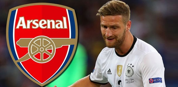 Chuyển nhượng tối 20/8: Arsenal nhận cảnh báo vụ Mustafi, 'Chốt' vụ Benteke