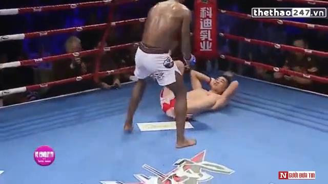 VIDEO: Võ sĩ Trung Quốc nhận cơn mưa đòn vì lăn ra ăn vạ