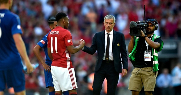 Anthony Martial nhận lời cảnh báo từ Mourinho