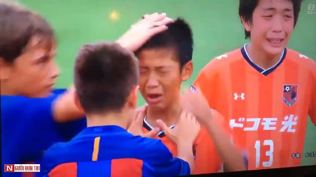 VIDEO: Hình ảnh đẹp của cầu thủ nhí Barca sau 1 trận chung kết