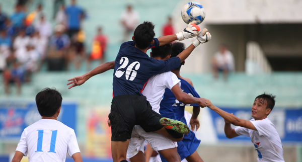 Tin bóng đá Việt Nam 31/8: Cầu thủ U15 An Giang đánh đối thủ