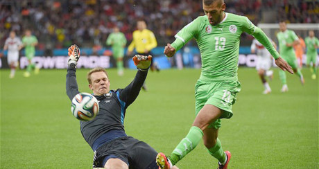Manuel Neuer lại thể hiện khả năng chơi chân tuyệt hảo với cú xoay Cruyff