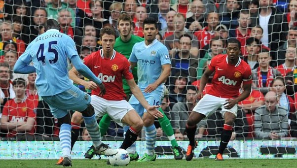 Khoảnh khắc huyền thoại của Balotelli ở trận Derby Manchester