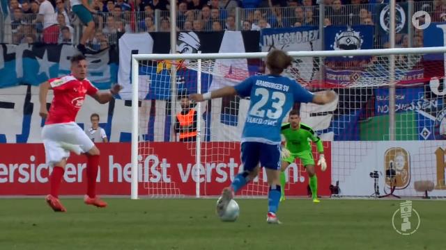 VIDEO: Cựu thần đồng Barca đi bóng ghi bàn như Messi