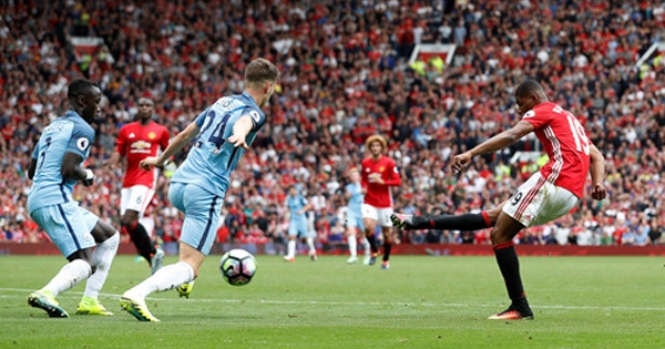 Hậu vệ Man City bị mất răng sau trận derby Manchester