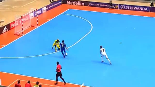 Pha đảo chân ghi bàn cực khéo của cầu thủ futsal Thái Lan