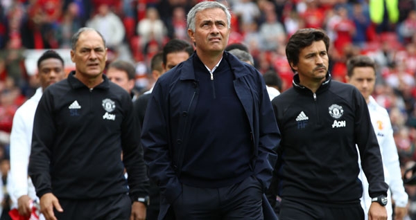 Mourinho nhận cú sốc từ NHM sau 2 trận thua liên tiếp