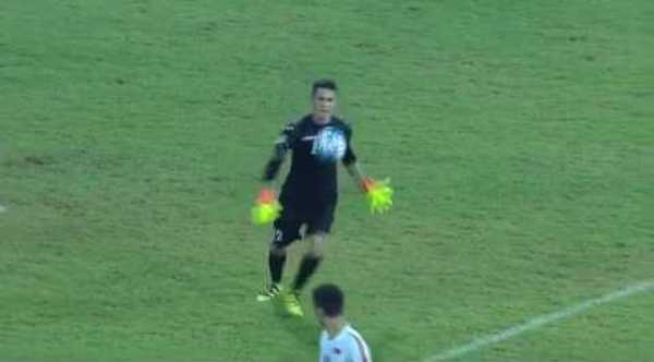 Thủ môn ghi bàn từ khoảng cách 90m tại giải vô địch U16 châu Á 2016
