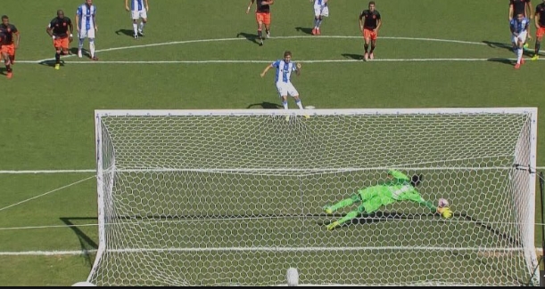 Thủ môn đi vào lịch sử La Liga bằng pha cản phạt đền