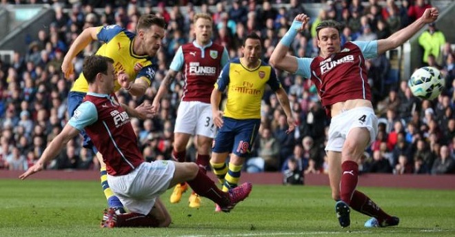 Koscielny đóng vai người hùng, Arsenal thoát hiểm trước Burnley