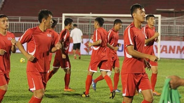 VIDEO: Buổi tập đầu tiên của ĐT Triều Tiên trên SVĐ Thống Nhất