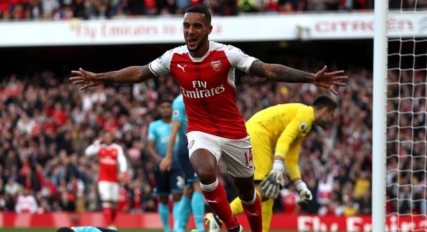 Xhaka nhận thẻ đỏ, Arsenal hút chết trước Swansea City