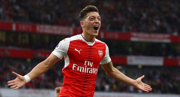 VIDEO: Siêu phẩm volley của Ozil vào lưới Swansea
