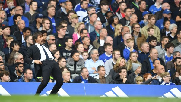 VIDEO: HLV Conte trổ tài khống chế bóng 'siêu dính' như Ronaldinho