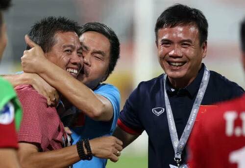 VIDEO: Khoảnh khắc ăn mừng cuồng nhiệt của thầy trò U19 Việt Nam