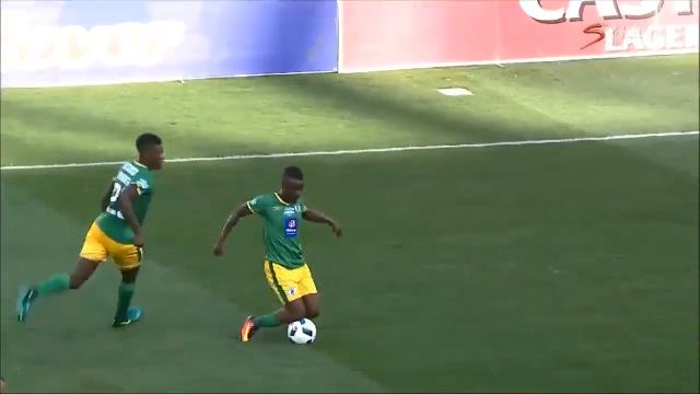 VIDEO: Bị trọng tài phạt thẻ vàng vì lừa bóng kiểu 'ngứa mắt'