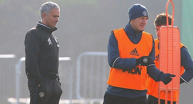 HLV Mourinho tiết lộ việc gọi trở lại Bastian Schweinsteiger