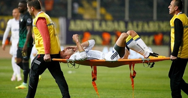 Van Persie suýt mù mắt sau pha va chạm mạnh