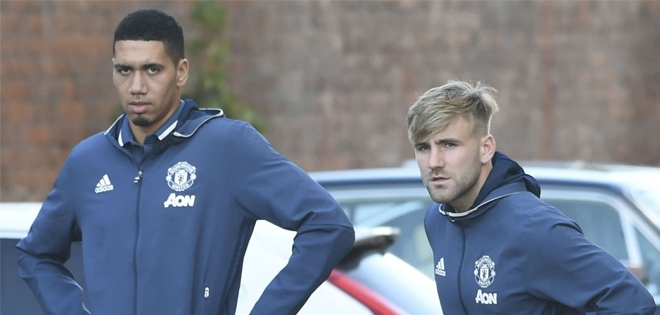 Mourinho ra án phạt đầu tiên với Smalling và Shaw