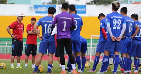 Điểm tin sáng 15/11: Hữu Thắng nhắc nhở vụ Ngọc Hải; Đối thủ của VN thua đậm