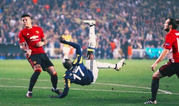 VIDEO: Moussa Sow - 'Thánh' ngả bàn đèn của Fenerbahce