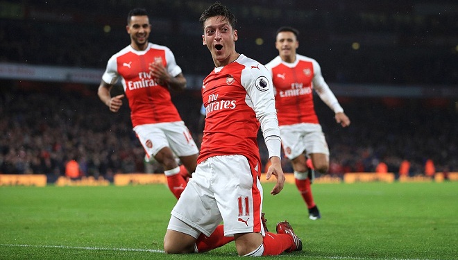 Hàng công tỏa sáng, Arsenal lên đỉnh Premier League