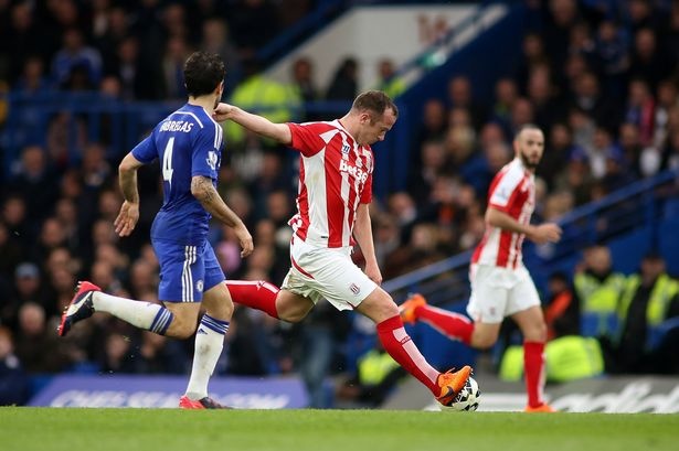 VIDEO: Mãn nhãn với siêu phẩm từ giữa sân phá lưới Chelsea