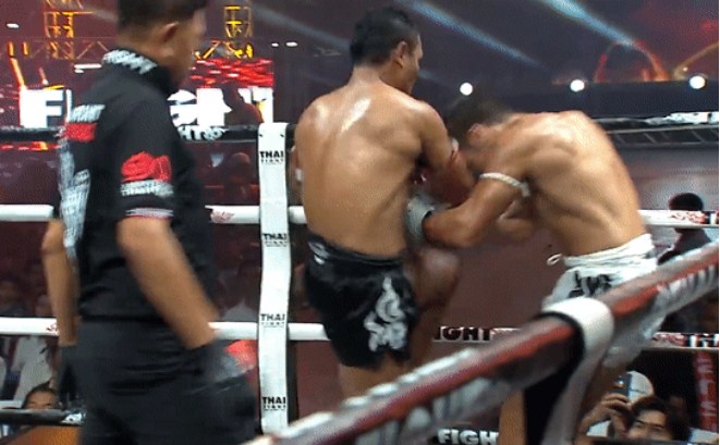 Võ sĩ bị lên gối túi bụi vì trót thách thức 'Vua Muay Thái'