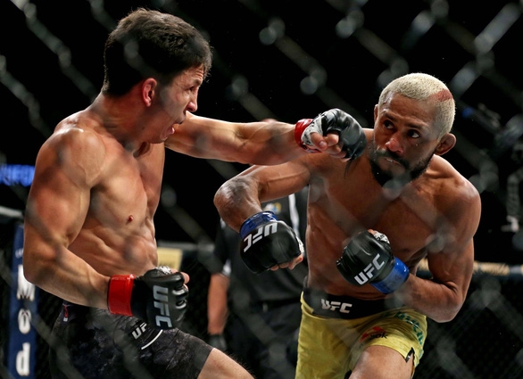 Knock-out đối thủ bằng cú đấm bê bết máu, võ sĩ vẫn không được xử thắng