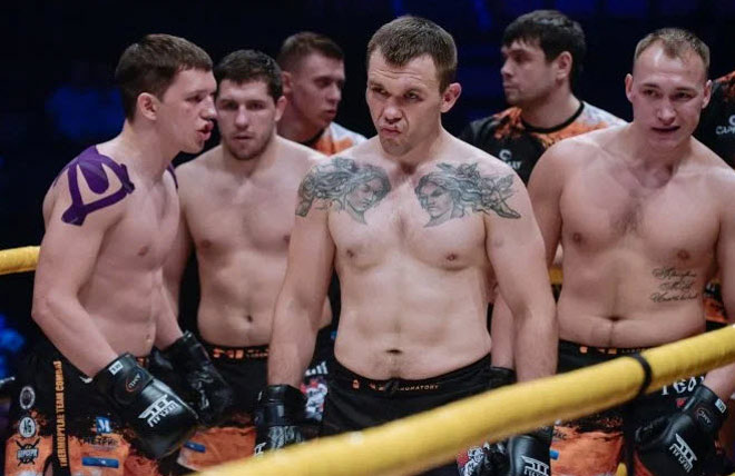 Đấu kickboxing 4 vs 4 như thời trung cổ trên võ đài Nga
