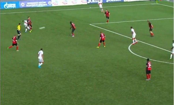 VIDEO: Cú nã đại bác từ khoảng cách siêu xa gợi nhớ Roberto Carlos