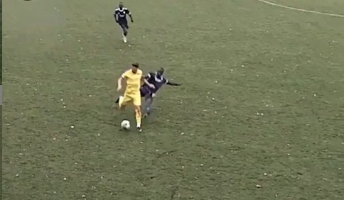 VIDEO: Cú xoạc bóng 'rợn người' và màn phản ứng khiến ai cũng phải nổi giận