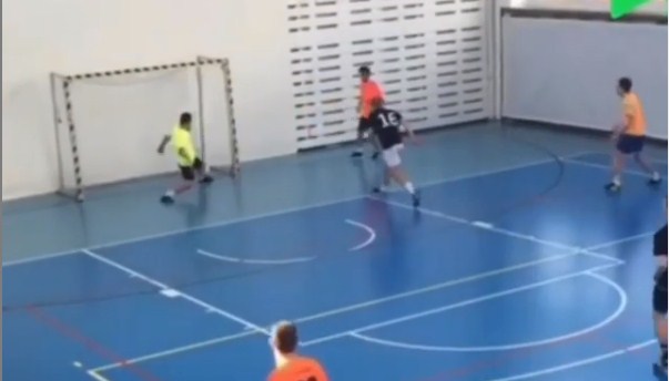 VIDEO: Nhận cái kết đắng vì tiki-taka với thủ môn trước khung thành