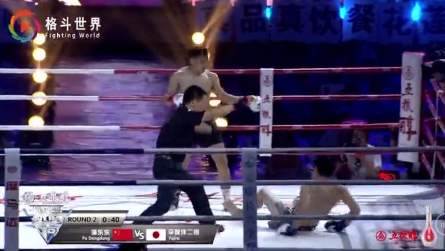 Võ sĩ karate bị đánh gục lên gục xuống vì thách thức cao thủ thiếu lâm