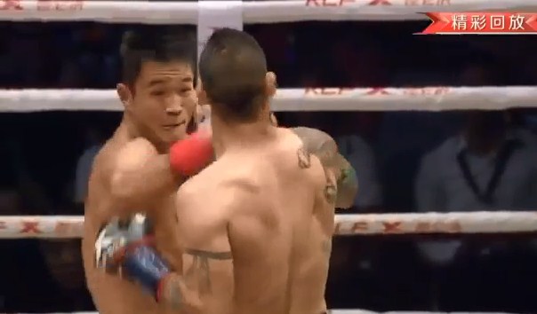 VIDEO: Võ sĩ Trung Quốc tung đấm móc 'như phim' kết liễu đối thủ to lớn
