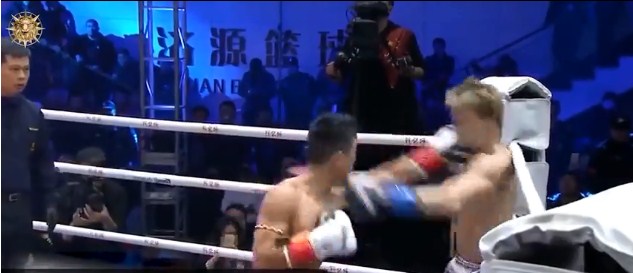 Võ sĩ Trung Quốc tung 20 cú đấm hạ knock-out đối thủ Nhật