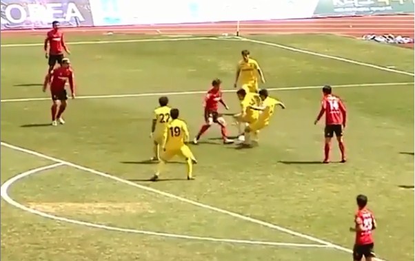 VIDEO: Sao Nhật tung siêu phẩm 'đại bác' sau cú 'xoay compa' hỏng của đồng đội