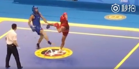 Võ sĩ tán thủ Trung Quốc tung 'cước vòng cầu' hạ đối thủ thần tốc