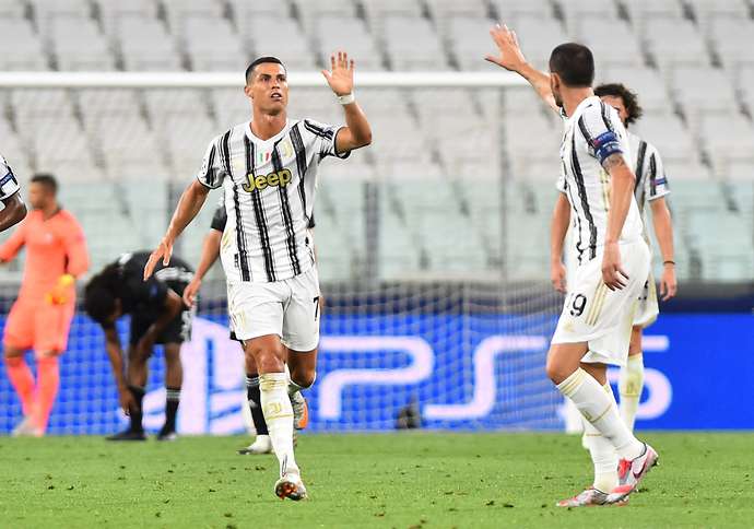 Trọng tài gây tranh cãi vì cho Ronaldo và Depay đá penalty