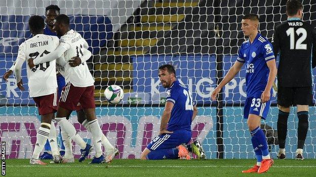 Arsenal thắng dễ trong ngày đối thủ 'tự bắn vào chân'