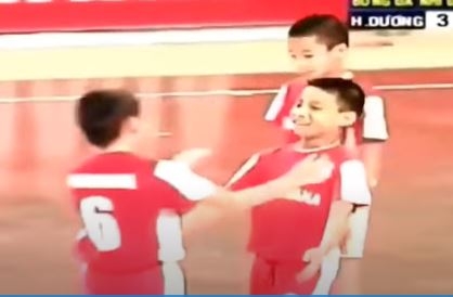 VIDEO: Quang Hải, Duy Mạnh đối đầu Văn Toàn, Văn Thanh năm 11 tuổi