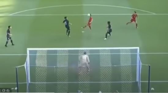VIDEO: Hậu vệ Thái Lan bất lực để 'chú lùn' Công Phượng đánh đầu tung lưới