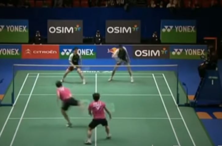 VIDEO: Pha phòng thủ kinh điển của VĐV cầu lông và cái kết