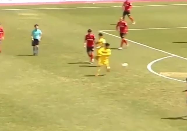 VIDEO: Cú sút như búa bổ của cầu thủ 'thấp bé nhẹ cân'