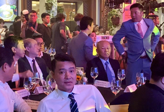 Tiết lộ lý do HLV Lê Huỳnh Đức không bắt tay HLV Park ở Gala QBV
