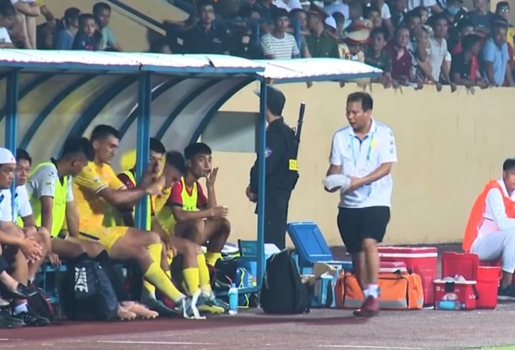 VIDEO: Đỗ Merlo nổi cáu với HLV Nguyễn Văn Sỹ 
