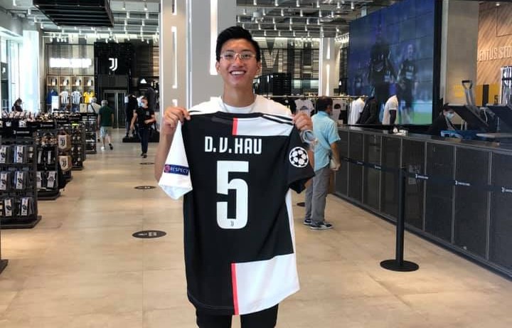 Văn Hậu bất ngờ đến thăm đại bản doanh của Ronaldo